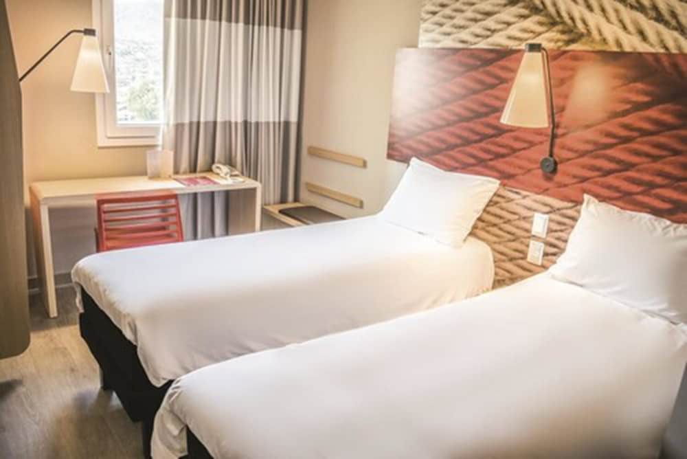 Acogedora, moderna y cómoda con dos camas mullidas, un cuarto de baño funcional del hotel ibis Calama. Foto 1