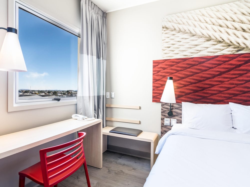 Acogedora, moderna y cómoda con dos camas mullidas, un cuarto de baño funcional del hotel ibis Calama. Foto 5