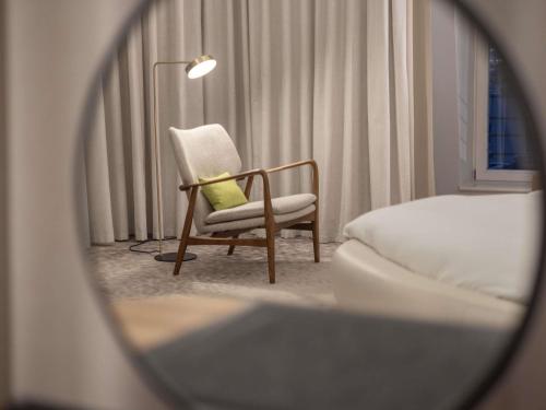 Suite Le Dome, dúplex, con 1 cama redonda king size grande del hotel Century Old Town Prague - Mgallery. Foto 6