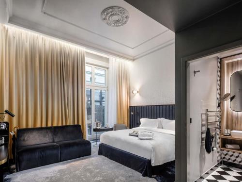 HABITACIÓN EJECUTIVA, 1 Cama King Size, Sofá del hotel Century Old Town Prague - Mgallery. Foto 4