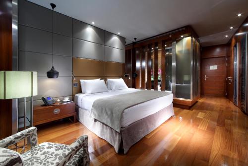 Habitación Skyline con vistas del hotel Eurostars Madrid Tower. Foto 3