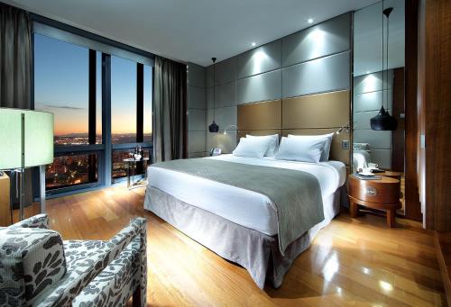 Habitación Skyline con vistas del hotel Eurostars Madrid Tower. Foto 4