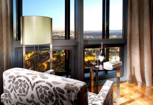 Habitación Doble Superior con cama supletoria del hotel Eurostars Madrid Tower. Foto 1