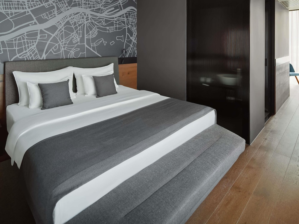 Suite junior, 1 cama doble del hotel Mövenpick Zagreb. Foto 2