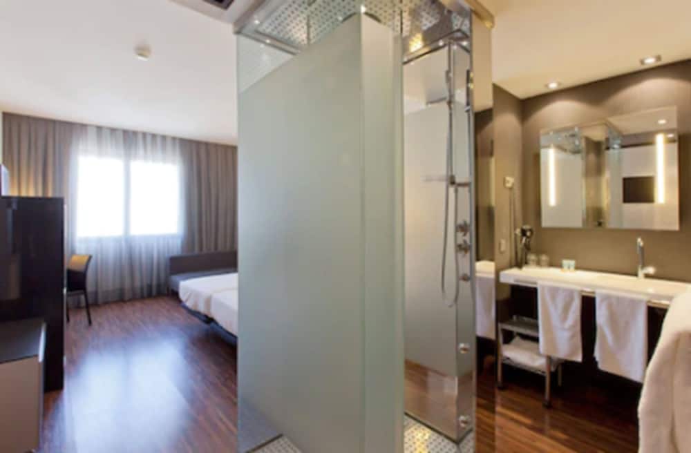 Habitación estándar con 2 camas individuales del hotel Ciudad De Móstoles. Foto 4