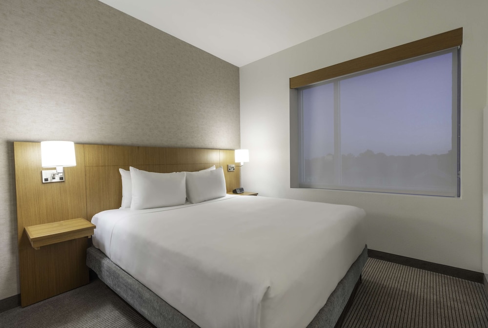 Cama King (más sofá cama) del hotel Hyatt Place Sandestin at Grand Boulevard. Foto 2