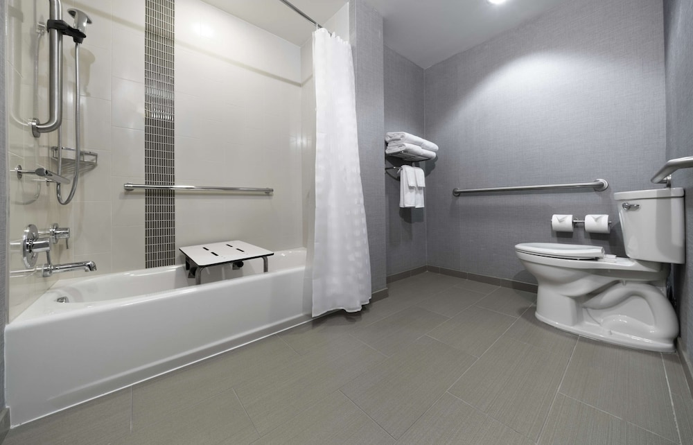 Accesible | Cama King/Bañera (más sofá cama) del hotel Hyatt Place Sandestin at Grand Boulevard. Foto 3