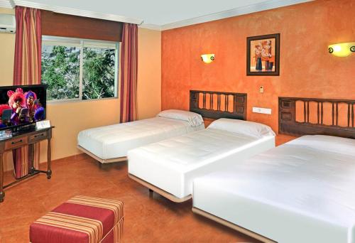Habitación Doble con Cama supletoria del hotel Arrayanes Playa. Foto 1