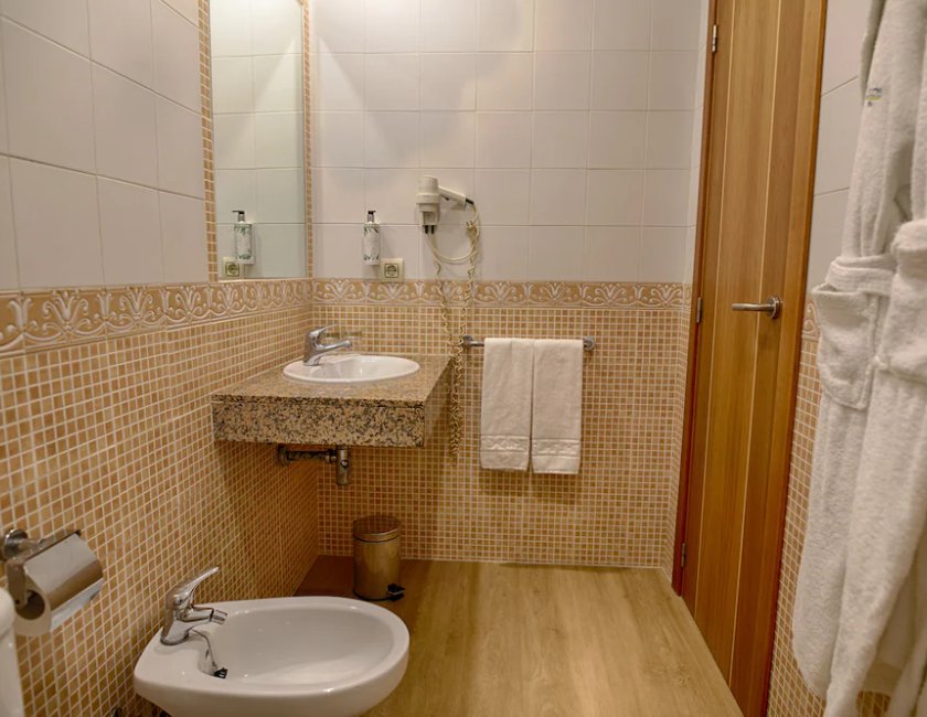 Habitación clásica con 2 camas individuales del hotel Sercotel Tribuna Malaga. Foto 3