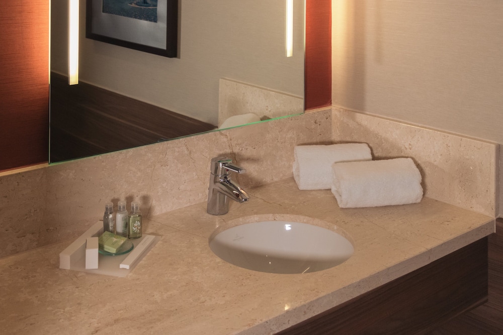 Suite Business, 1 cama de matrimonio grande del hotel Crowne Plaza Frankfurt Congress , An Ihg. Foto 8