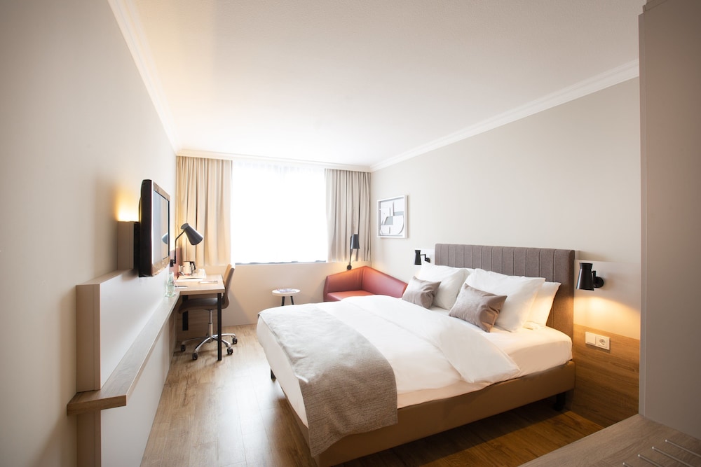 Habitación estándar, 1 cama de matrimonio del hotel Crowne Plaza Frankfurt Congress , An Ihg. Foto 2