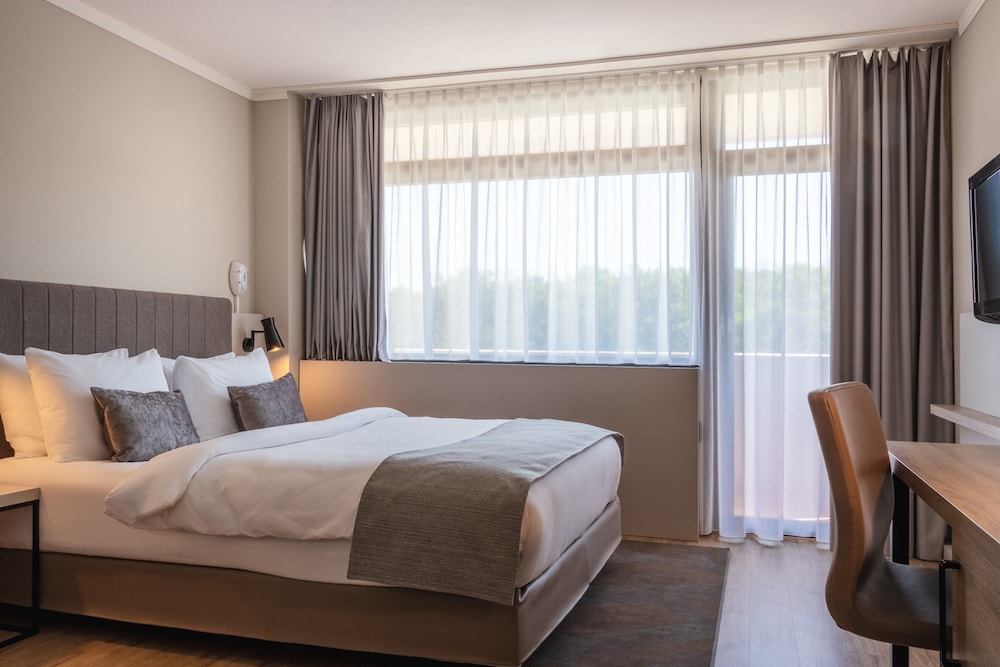Habitación estándar, 1 cama de matrimonio del hotel Crowne Plaza Frankfurt Congress , An Ihg. Foto 15
