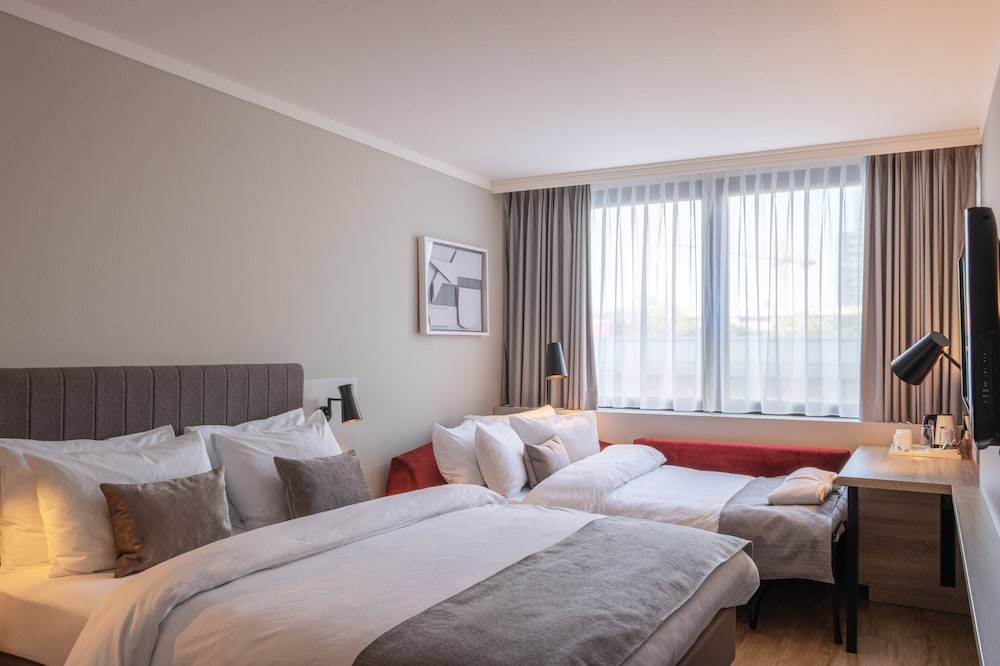 Habitación estándar, 1 cama de matrimonio del hotel Crowne Plaza Frankfurt Congress , An Ihg. Foto 16