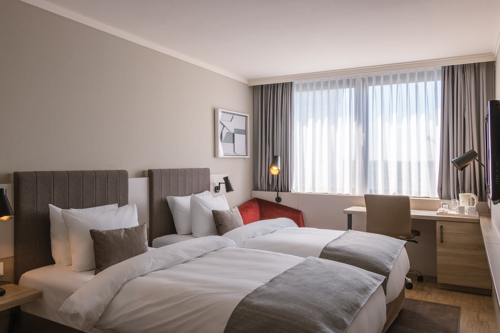 Habitación estándar, 1 cama de matrimonio (Minibar, High Floor) del hotel Crowne Plaza Frankfurt Congress , An Ihg. Foto 7