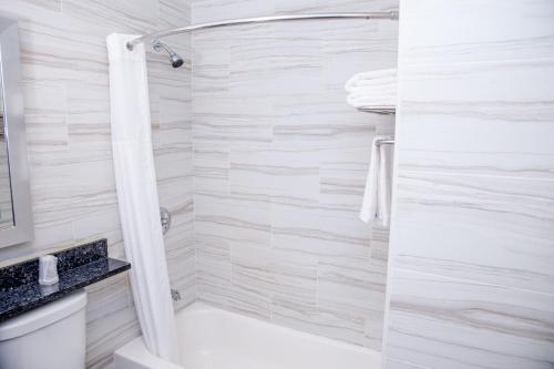 Habitación con cama extragrande. del hotel 7 Days Bronx. Foto 1