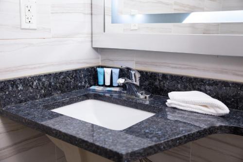 Habitación con cama extragrande. del hotel 7 Days Bronx. Foto 4