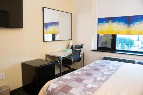 Habitación con cama extragrande. del hotel 7 Days Bronx. Foto 6