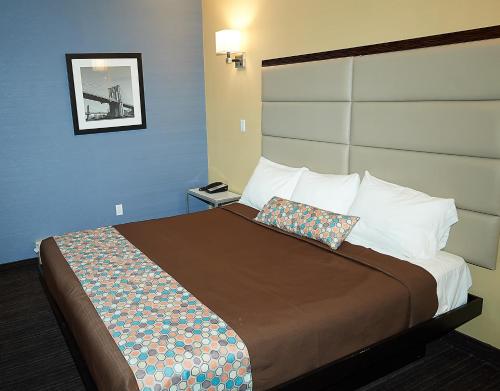 Habitación con cama extragrande. del hotel 7 Days Bronx. Foto 9