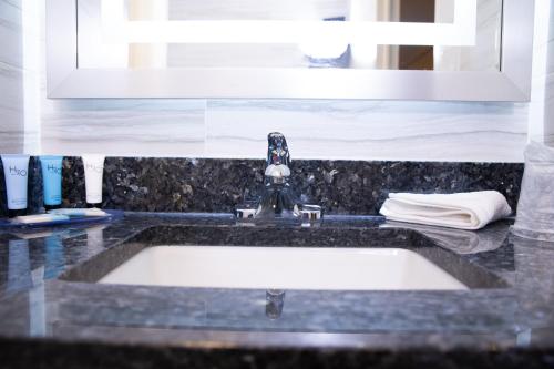 Habitación con cama grande del hotel 7 Days Bronx