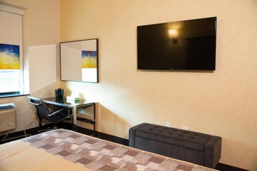 Habitación con cama grande del hotel 7 Days Bronx. Foto 2