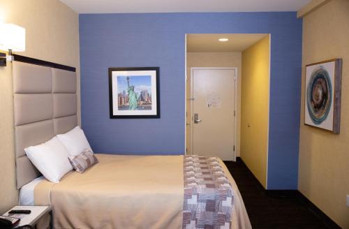 Habitación con cama grande del hotel 7 Days Bronx. Foto 5