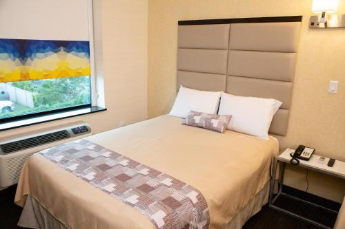 Habitación con cama grande del hotel 7 Days Bronx. Foto 7