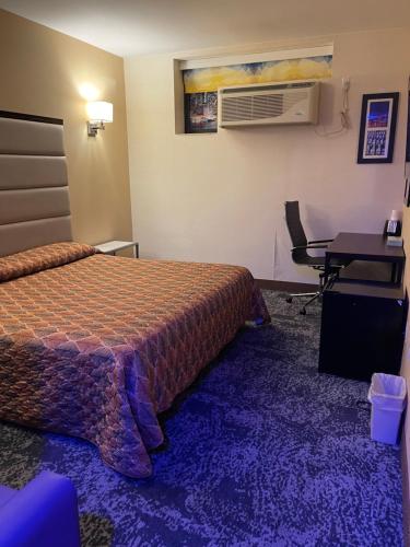 Habitación con cama grande del hotel 7 Days Bronx. Foto 10