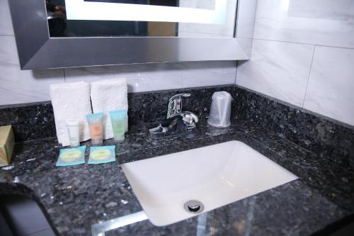 Habitación con cama grande del hotel 7 Days Bronx. Foto 11