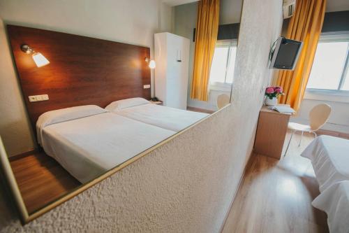 Habitación Doble con cama supletoria del hotel Embajador. Foto 5