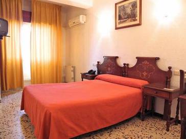 Habitación doble del hotel Embajador. Foto 1