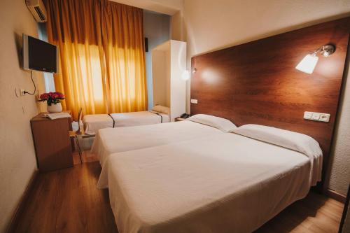 Habitación Triple del hotel Embajador. Foto 3