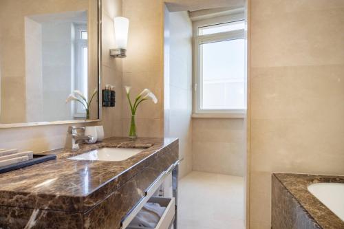 Suite Presidencial con terraza del hotel Melia Genova. Foto 8