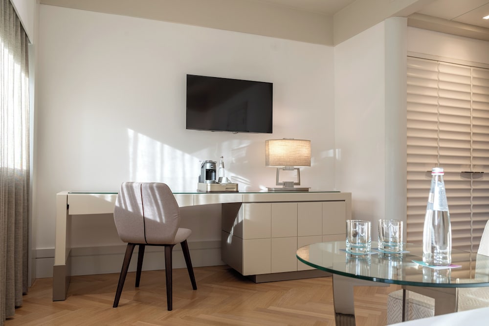 Habitación Clásica del hotel Melia Genova. Foto 1