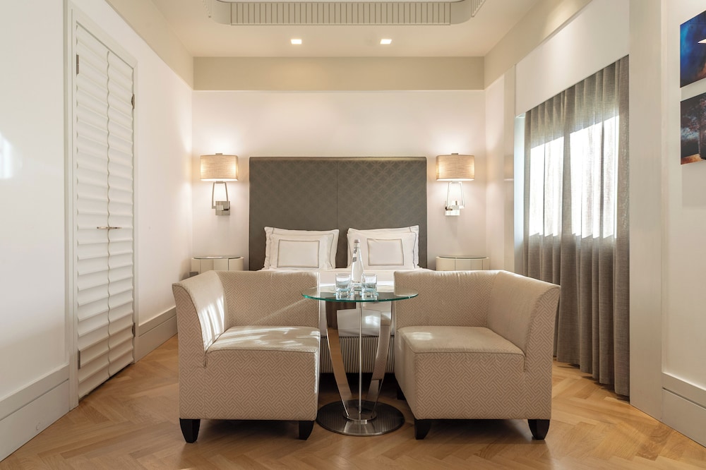 Habitación Clásica del hotel Melia Genova. Foto 2