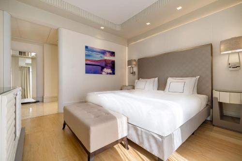 Suite Presidencial con terraza del hotel Melia Genova. Foto 1