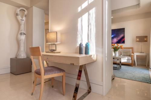 Suite Presidencial con terraza del hotel Melia Genova. Foto 5