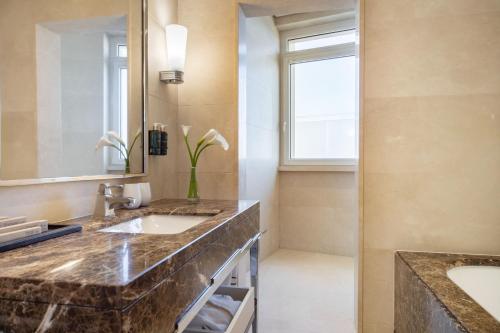 Suite Presidencial con terraza del hotel Melia Genova. Foto 7