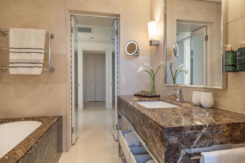 Suite Presidencial con terraza del hotel Melia Genova. Foto 8