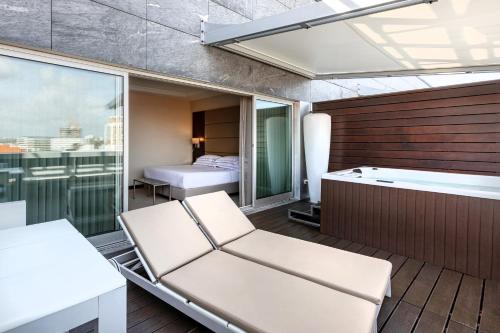 Habitación Doble Superior con bañera de hidromasaje del hotel Bessahotel Boavista. Foto 11