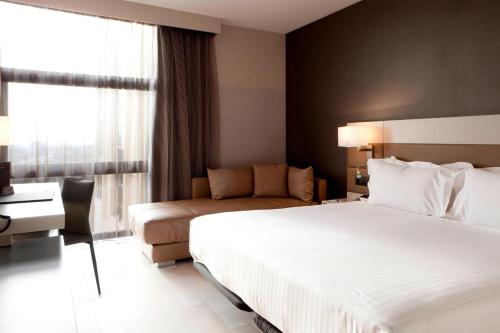 Habitación Triple del hotel Ac San Cugat By Marriott. Foto 6