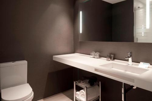 Habitación Triple del hotel Ac San Cugat By Marriott. Foto 7