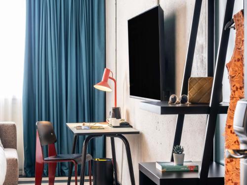 Habitación Familiar Estándar con sofá - 1 cama doble del hotel ibis Styles Barcelona Sant Joan Despi. Foto 2
