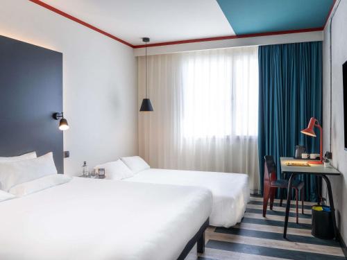 Habitación Familiar Estándar con sofá - 1 cama doble del hotel ibis Styles Barcelona Sant Joan Despi. Foto 5