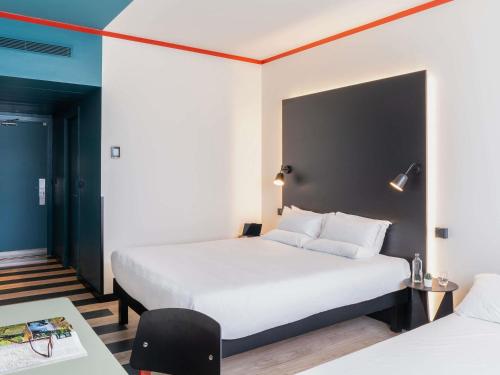 Habitación Familiar Estándar con sofá - 1 cama doble del hotel ibis Styles Barcelona Sant Joan Despi. Foto 6