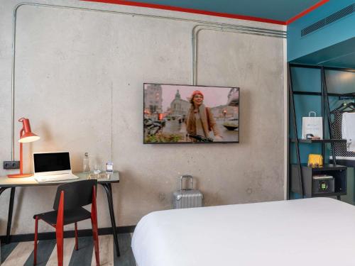 Habitación Familiar Estándar con sofá - 1 cama doble del hotel ibis Styles Barcelona Sant Joan Despi. Foto 7