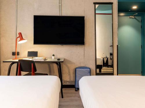 Habitación Doble Estándar - 2 camas del hotel ibis Styles Barcelona Sant Joan Despi. Foto 7