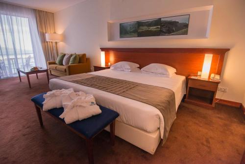 Habitación Doble Deluxe con balcón y vistas al mar del hotel Azoris Faial Garden - Resort. Foto 2