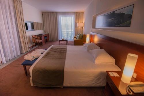 Habitación Doble Deluxe con balcón y vistas al mar del hotel Azoris Faial Garden - Resort. Foto 5