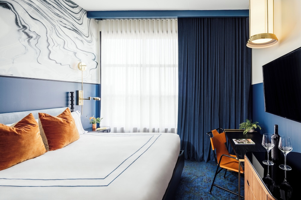 1 Cama King Accesible con Bañera Bronze del hotel Dream Nashville, by Hyatt. Foto 2