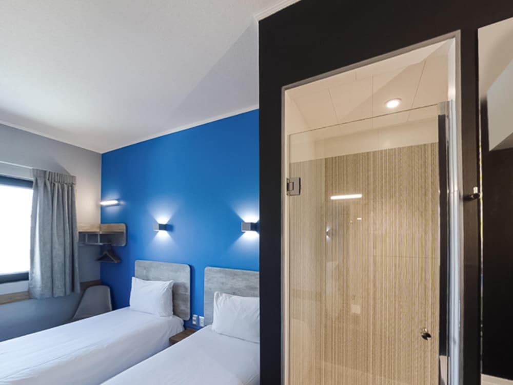 Habitación estándar con 2 camas simples del hotel Ibis Budget Santiago Providencia. Foto 2